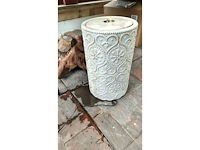 Keramische tuinfontein met geperst patroon en vogelbeeldjes, hoogte 54,5 cm, diameter 30 cm - beige - afbeelding 1 van  4