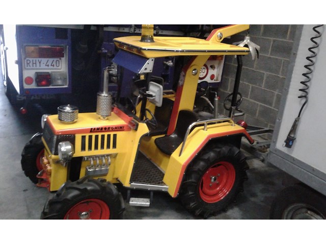 Kermisattribuut lamborghini tractor - afbeelding 1 van  2