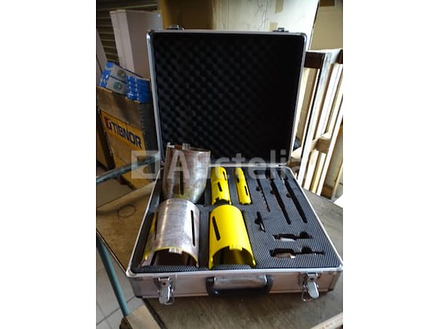 Kernboorkit (3 nieuwe, 2 gebruikte, 6 accessoires) in een behuizing - afbeelding 1 van  6
