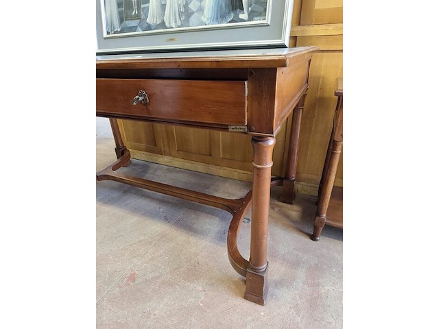 Kerselaren bureau 2 laden camile&vence afm; 135x40x77, 2 nachttafeltjes camille&vence afm. 47x33x62, schilderij p.delvaux - afbeelding 5 van  16