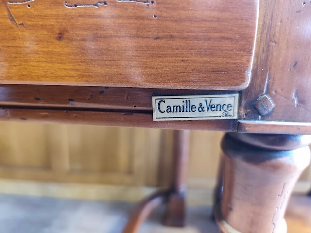 Kerselaren bureau 2 laden camile&vence afm; 135x40x77, 2 nachttafeltjes camille&vence afm. 47x33x62, schilderij p.delvaux - afbeelding 6 van  16