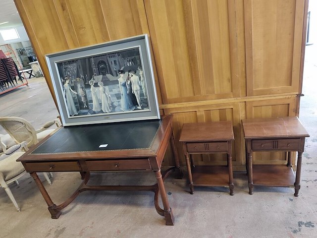 Kerselaren bureau 2 laden camile&vence afm; 135x40x77, 2 nachttafeltjes camille&vence afm. 47x33x62, schilderij p.delvaux - afbeelding 1 van  16