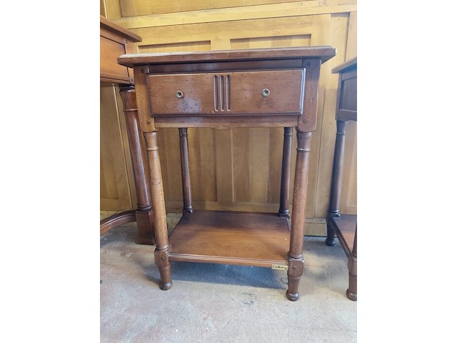 Kerselaren bureau 2 laden camile&vence afm; 135x40x77, 2 nachttafeltjes camille&vence afm. 47x33x62, schilderij p.delvaux - afbeelding 9 van  16