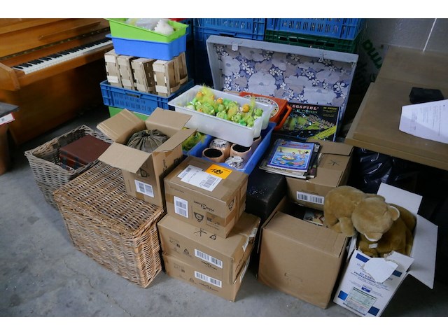 Kerst-paas-valentijn-halloween materiaal + 2 kisten met gezelschapspelen - afbeelding 1 van  6