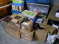 Kerst-paas-valentijn-halloween materiaal + 2 kisten met gezelschapspelen - afbeelding 1 van  6