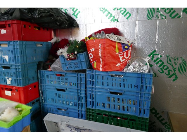 Kerst-paas-valentijn-halloween materiaal + 2 kisten met gezelschapspelen - afbeelding 2 van  6