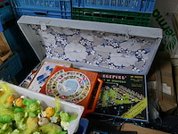 Kerst-paas-valentijn-halloween materiaal + 2 kisten met gezelschapspelen - afbeelding 3 van  6