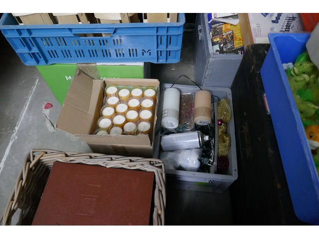Kerst-paas-valentijn-halloween materiaal + 2 kisten met gezelschapspelen - afbeelding 4 van  6