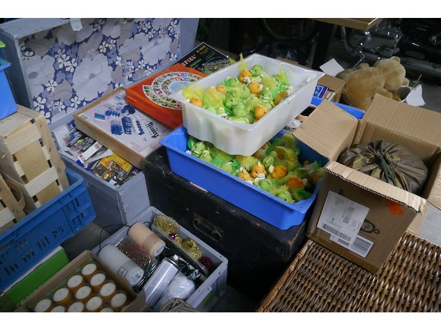 Kerst-paas-valentijn-halloween materiaal + 2 kisten met gezelschapspelen - afbeelding 6 van  6