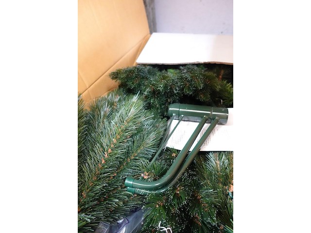 Kerstboom en bak met versiering - afbeelding 3 van  3
