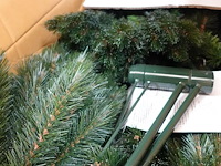 Kerstboom en bak met versiering - afbeelding 3 van  3