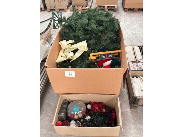Kerstboom en versiering - afbeelding 1 van  3