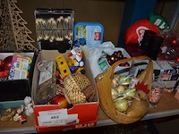 Kerstversiering, beeldjes, afrikaanse kunst, naaikoffertje, wandklok, honden/katten verzorgings set, trainings toestel benen, peper/zout set, glazen - afbeelding 4 van  18