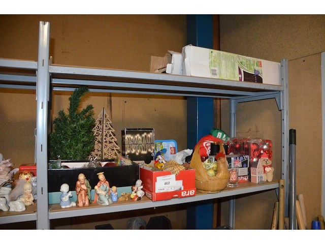 Kerstversiering, beeldjes, afrikaanse kunst, naaikoffertje, wandklok, honden/katten verzorgings set, trainings toestel benen, peper/zout set, glazen - afbeelding 1 van  18
