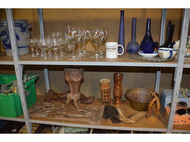 Kerstversiering, beeldjes, afrikaanse kunst, naaikoffertje, wandklok, honden/katten verzorgings set, trainings toestel benen, peper/zout set, glazen - afbeelding 15 van  18