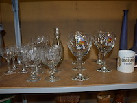 Kerstversiering, beeldjes, afrikaanse kunst, naaikoffertje, wandklok, honden/katten verzorgings set, trainings toestel benen, peper/zout set, glazen - afbeelding 17 van  18