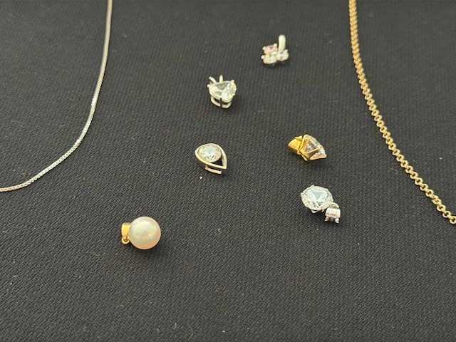 Ketting met verschillende hangertjes - afbeelding 2 van  3