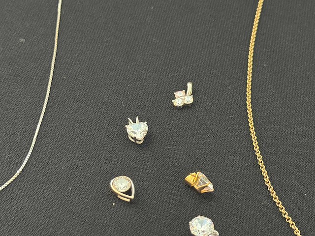 Ketting met verschillende hangertjes - afbeelding 3 van  3
