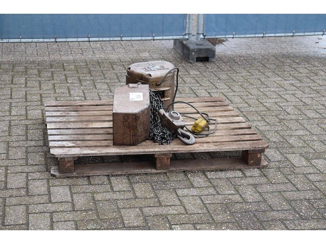 Kettingtakel gis elektrisch 1976 - afbeelding 1 van  1