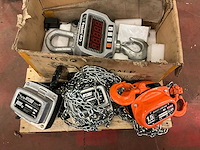 Kettingtakels (3x) en kraanweegschaal