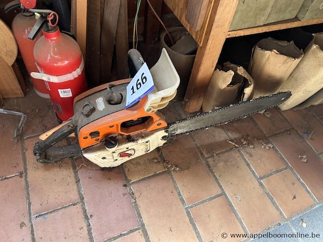 Kettingzaag van het merk solo, model 615 va, met serienummer 27603. het toestel is voorzien van een benzinemotor en een trekstarter. - afbeelding 1 van  2