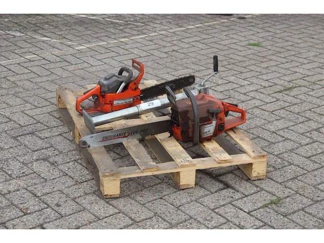Kettingzagen husqvarna 2 stuks met handmatige paaltrekker - afbeelding 1 van  1