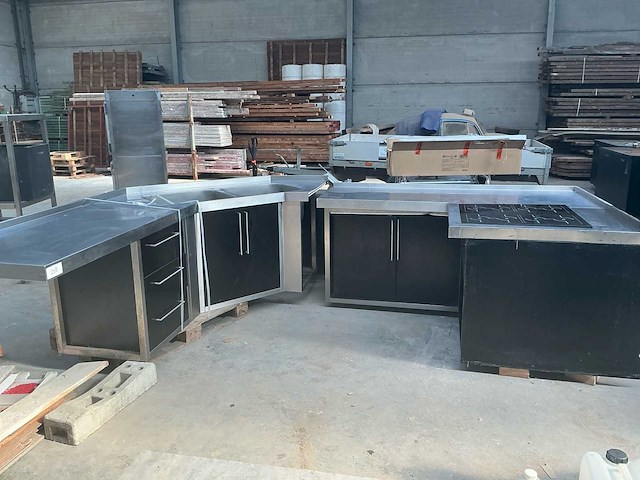 Keuken met inductiefornuis - afbeelding 1 van  3