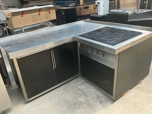 Keuken met inductiefornuis - afbeelding 2 van  3