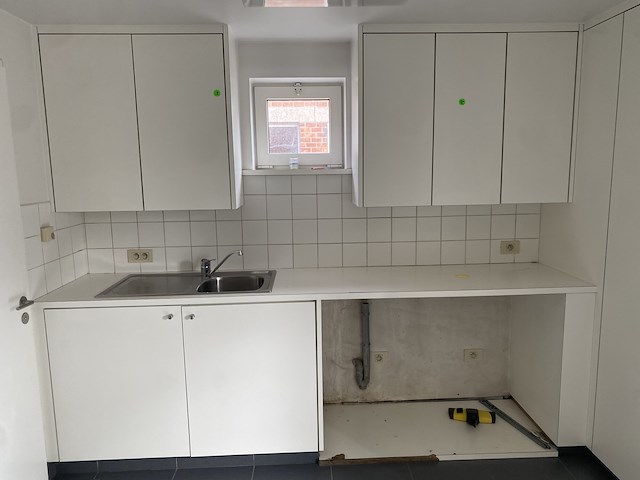 Keukenmeubel met onder -en bovenkasten - afbeelding 1 van  4