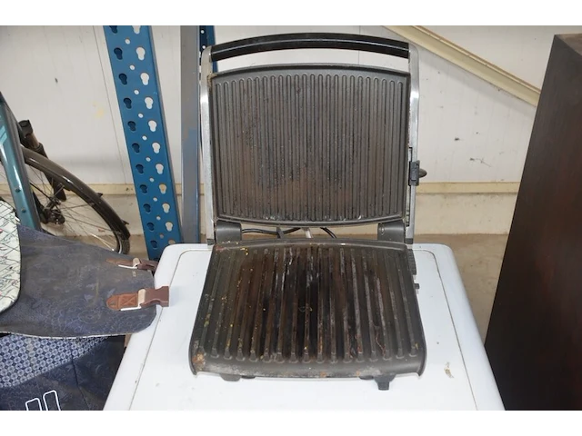 Keukenrobot domo , elektrisch snijmachine primo as 2-c, koffiezetmachine philips hd7765, naaimachine medion md17187, grill solis typ814, stomer karcher sc3 deluxe (niet compleet), stoomgenerator calor sv7040 (alles niet getest) - afbeelding 3 van  24