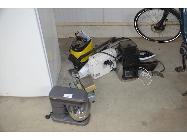 Keukenrobot domo , elektrisch snijmachine primo as 2-c, koffiezetmachine philips hd7765, naaimachine medion md17187, grill solis typ814, stomer karcher sc3 deluxe (niet compleet), stoomgenerator calor sv7040 (alles niet getest) - afbeelding 1 van  24