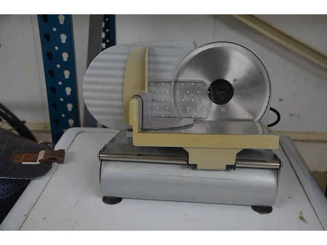 Keukenrobot domo , elektrisch snijmachine primo as 2-c, koffiezetmachine philips hd7765, naaimachine medion md17187, grill solis typ814, stomer karcher sc3 deluxe (niet compleet), stoomgenerator calor sv7040 (alles niet getest) - afbeelding 14 van  24