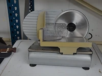 Keukenrobot domo , elektrisch snijmachine primo as 2-c, koffiezetmachine philips hd7765, naaimachine medion md17187, grill solis typ814, stomer karcher sc3 deluxe (niet compleet), stoomgenerator calor sv7040 (alles niet getest) - afbeelding 14 van  24