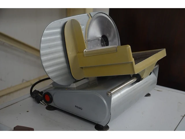 Keukenrobot domo , elektrisch snijmachine primo as 2-c, koffiezetmachine philips hd7765, naaimachine medion md17187, grill solis typ814, stomer karcher sc3 deluxe (niet compleet), stoomgenerator calor sv7040 (alles niet getest) - afbeelding 15 van  24