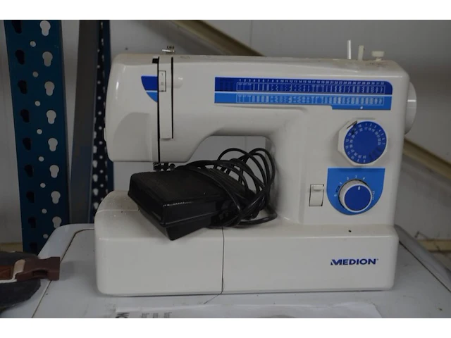 Keukenrobot domo , elektrisch snijmachine primo as 2-c, koffiezetmachine philips hd7765, naaimachine medion md17187, grill solis typ814, stomer karcher sc3 deluxe (niet compleet), stoomgenerator calor sv7040 (alles niet getest) - afbeelding 18 van  24