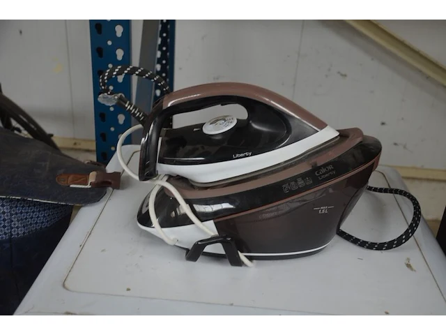 Keukenrobot domo , elektrisch snijmachine primo as 2-c, koffiezetmachine philips hd7765, naaimachine medion md17187, grill solis typ814, stomer karcher sc3 deluxe (niet compleet), stoomgenerator calor sv7040 (alles niet getest) - afbeelding 21 van  24