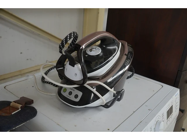 Keukenrobot domo , elektrisch snijmachine primo as 2-c, koffiezetmachine philips hd7765, naaimachine medion md17187, grill solis typ814, stomer karcher sc3 deluxe (niet compleet), stoomgenerator calor sv7040 (alles niet getest) - afbeelding 22 van  24
