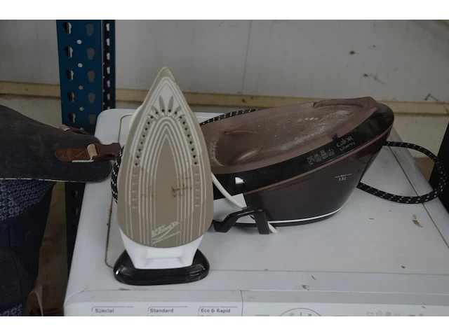 Keukenrobot domo , elektrisch snijmachine primo as 2-c, koffiezetmachine philips hd7765, naaimachine medion md17187, grill solis typ814, stomer karcher sc3 deluxe (niet compleet), stoomgenerator calor sv7040 (alles niet getest) - afbeelding 23 van  24