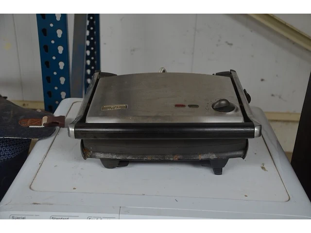 Keukenrobot domo , elektrisch snijmachine primo as 2-c, koffiezetmachine philips hd7765, naaimachine medion md17187, grill solis typ814, stomer karcher sc3 deluxe (niet compleet), stoomgenerator calor sv7040 (alles niet getest) - afbeelding 24 van  24