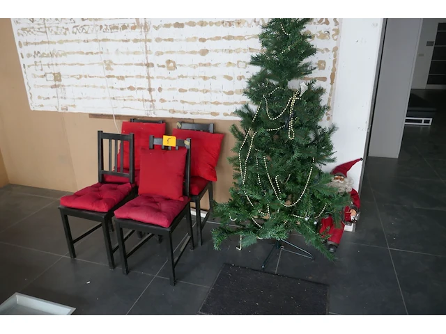 Keukenstoelen + kerstboom - afbeelding 1 van  4
