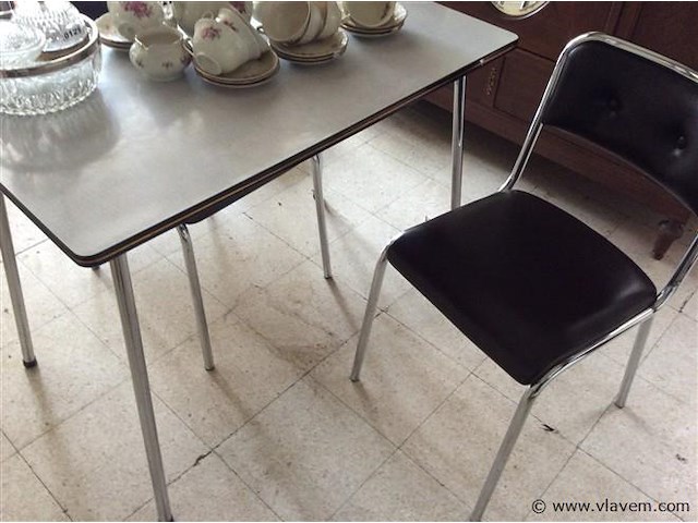 Keukentafel vintage + 2 stoelen - afbeelding 1 van  2