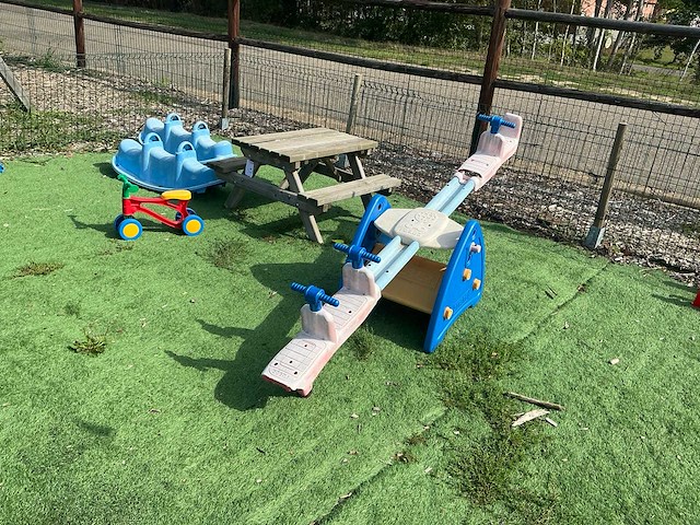 Kinderspeeltoestellen en picknicktafel - afbeelding 1 van  5
