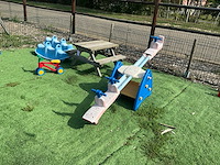 Kinderspeeltoestellen en picknicktafel - afbeelding 1 van  5
