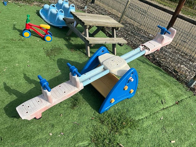 Kinderspeeltoestellen en picknicktafel - afbeelding 2 van  5