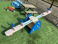 Kinderspeeltoestellen en picknicktafel - afbeelding 2 van  5