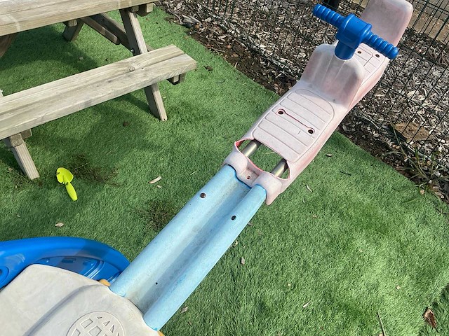 Kinderspeeltoestellen en picknicktafel - afbeelding 3 van  5