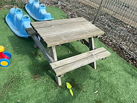 Kinderspeeltoestellen en picknicktafel - afbeelding 4 van  5
