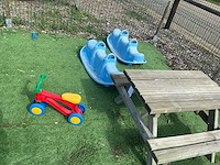 Kinderspeeltoestellen en picknicktafel - afbeelding 5 van  5