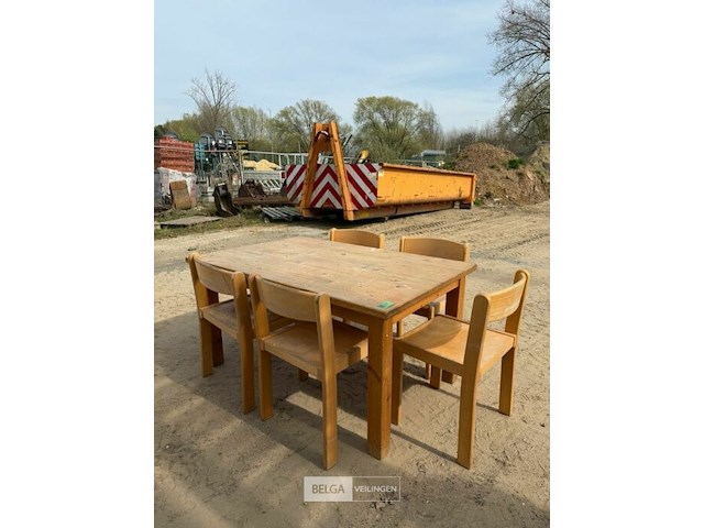 Kindertafel + 5 stoelen - afbeelding 1 van  2