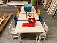 Kindertafel, stoelen, speelgoed en boeken - afbeelding 1 van  8
